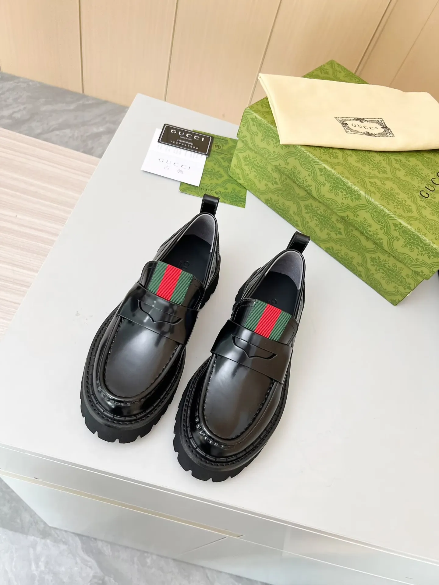 👟👟Ex-factory price 480👟👟 The latest Gucci GUCCI loafers at the counter. They are mainly matched with various styles of trendy clothes to highlight their fashion. ✅ A must-have recommended ➡️ Especially easy to put on and take off. Fabric: cowhide, open edge beads. Inner/foot pads: cow lining. Color: black. Size: 34-41 (34, 41 need to be customized). Heel height: 5cm. Outsole: Foam outsole material ✅ Equipped with cloth bag and card